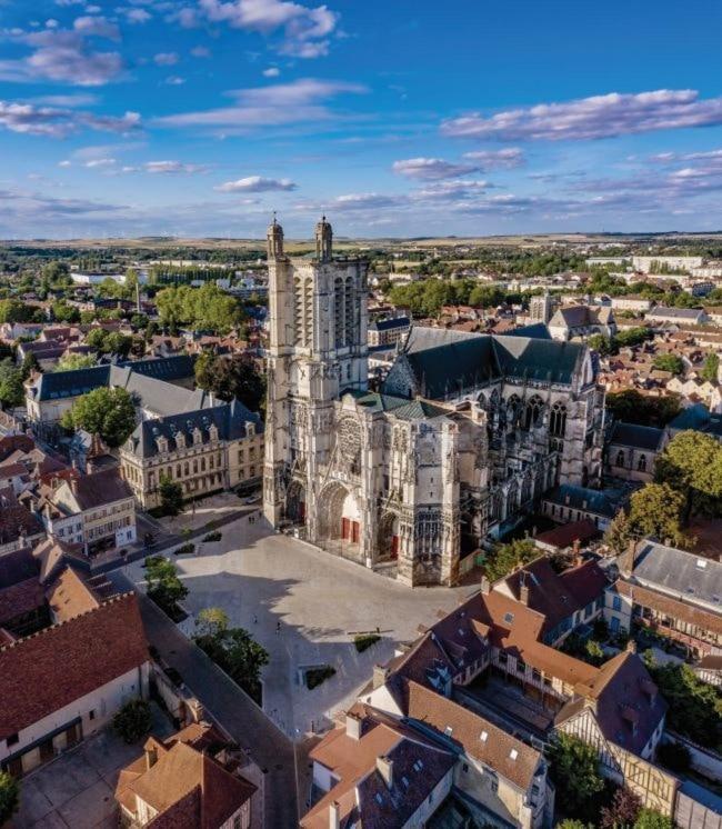 Appartement Coeur De Troyes Exteriör bild